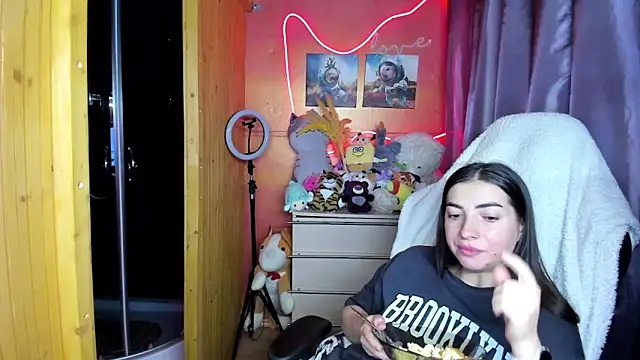 Fiery Brunette  online show from March 27, 4:43 am