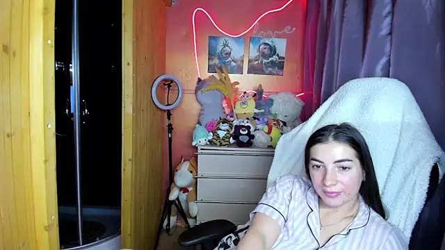 Fiery Brunette  online show from March 23, 5:46 pm