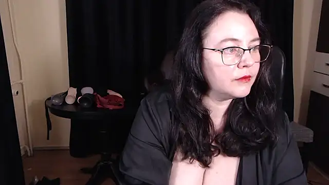 Snapshot of poshmistress chatting on October 31, 10:27 pm poshmistress online show from October 31, 10:27 pm