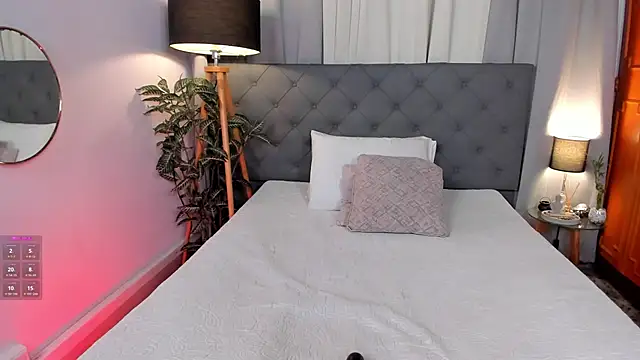 Lauren-Rosse online show from February 19, 8:50 pm