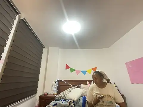 ChocolateCakeQueen online show from October 18, 12:01 am