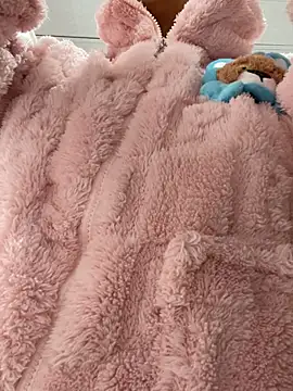 hannahb-e online show from March 11, 12:43 pm