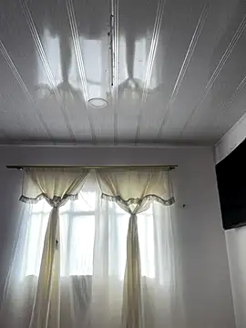 hannahb-e online show from December 5, 1:10 pm