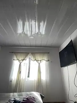 hannahb-e online show from December 18, 1:48 pm