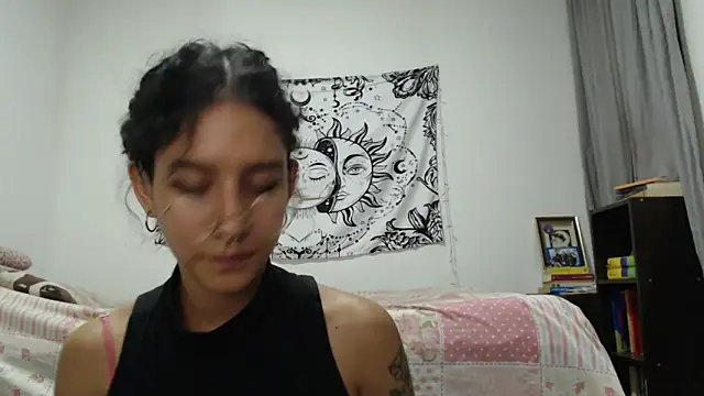 Snapshot of AlinaWoolf_ chatting on January 13, 2:39 am AlinaWoolf  online show from January 13, 2:39 am