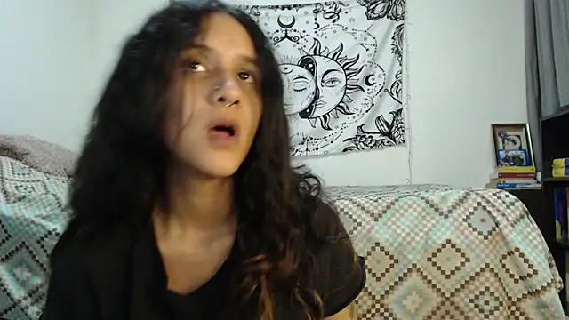 Snapshot of AlinaWoolf_ chatting on February 4, 2:39 am AlinaWoolf  online show from February 4, 2:39 am