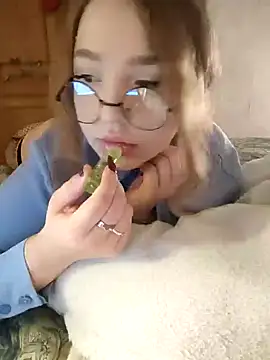 Snapshot of LittleDelora chatting on December 6, 7:28 pm LittleDelora online show from December 6, 7:28 pm