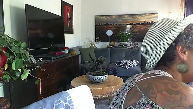 Snapshot of CeceilaMoon chatting on October 16, 3:31 pm CeceilaMoon online show from October 16, 3:31 pm