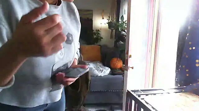 Snapshot of CeceilaMoon chatting on November 12, 5:50 pm CeceilaMoon online show from November 12, 5:50 pm