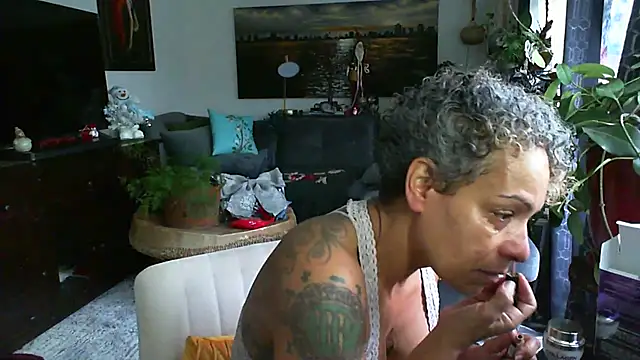 Snapshot of CeceilaMoon chatting on November 23, 2:38 pm CeceilaMoon online show from November 23, 2:38 pm