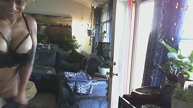 Snapshot of CeceilaMoon chatting on October 19, 4:32 pm CeceilaMoon online show from October 19, 4:32 pm