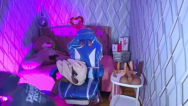 Snapshot of NicolleTaylor chatting on February 8, 4:10 am NicolleTaylor online show from February 8, 4:10 am