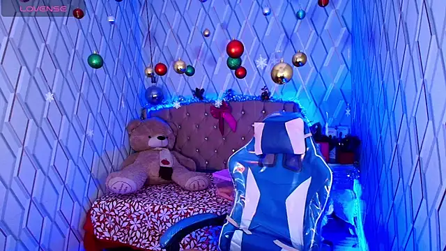 Snapshot of NicolleTaylor chatting on December 17, 4:06 am NicolleTaylor online show from December 17, 4:06 am