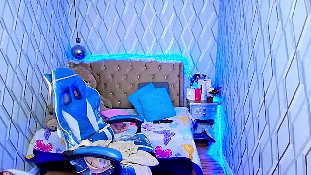 NicolleTaylor online show from December 5, 4:33 am