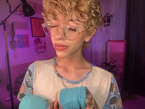 Snapshot of lyamthommpson chatting on March 18, 8:32 pm lyamthommpson online show from March 18, 8:32 pm