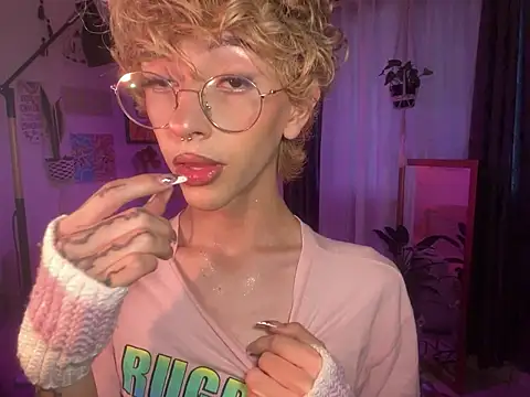 Snapshot of lyamthommpson chatting on March 19, 8:09 pm lyamthommpson online show from March 19, 8:09 pm