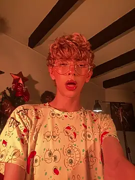 Snapshot of lyamthommpson chatting on December 14, 2:07 am lyamthommpson online show from December 14, 2:07 am