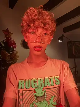 Snapshot of lyamthommpson chatting on December 19, 9:17 pm lyamthommpson online show from December 19, 9:17 pm