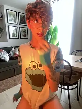 lyamthommpson online show from November 28, 8:09 pm