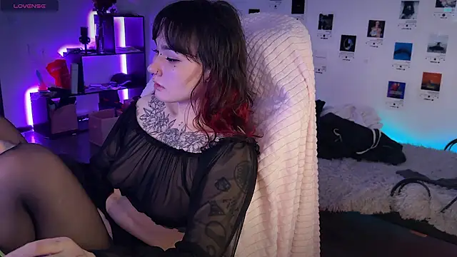 deadlysweet online show from February 19, 5:37 am