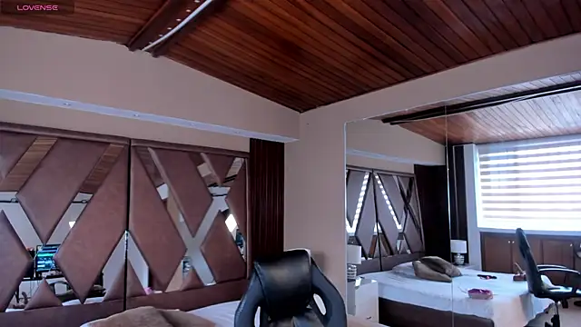 victoria mooree online show from December 20, 6:11 pm