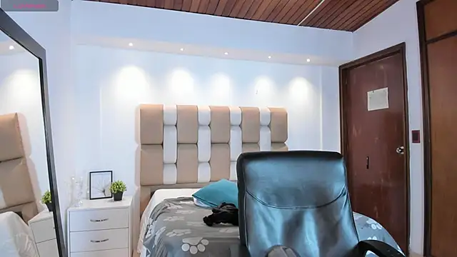 victoria mooree online show from February 13, 3:45 pm