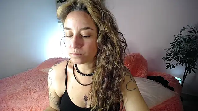 Paula Paz online show from December 4, 3:11 pm