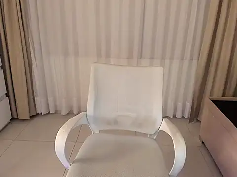 Snapshot of kiaraowen chatting on October 28, 3:51 am kiaraowen online show from October 28, 3:51 am