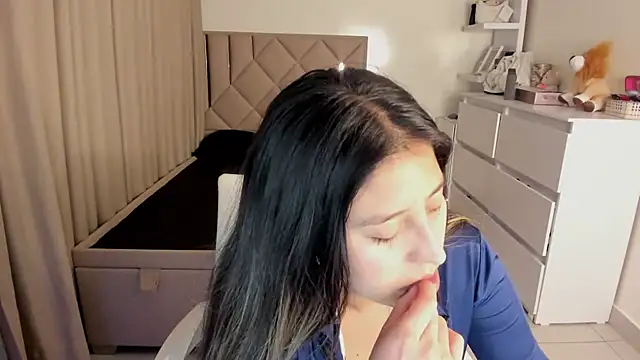 Snapshot of kiaraowen chatting on October 31, 2:19 am kiaraowen online show from October 31, 2:19 am