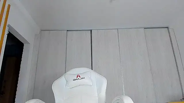 Snapshot of ice_pixie chatting on December 1, 3:24 pm ice pixie online show from December 1, 3:24 pm