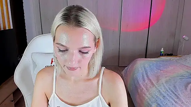 Snapshot of ice_pixie chatting on December 20, 3:42 pm ice pixie online show from December 20, 3:42 pm