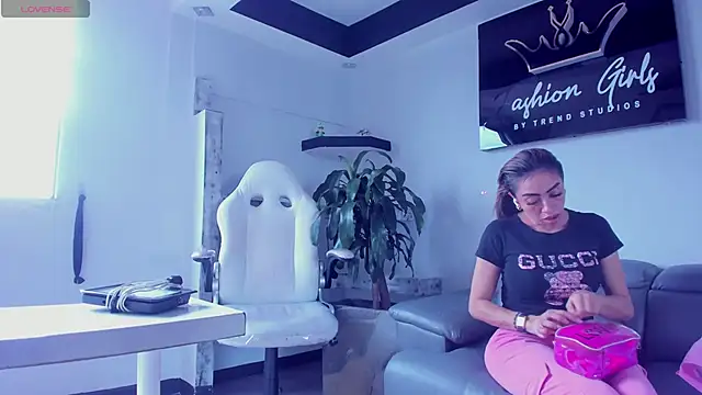 Snapshot of AnaRuiz chatting on March 15, 9:27 pm AnaRuiz online show from March 15, 9:27 pm
