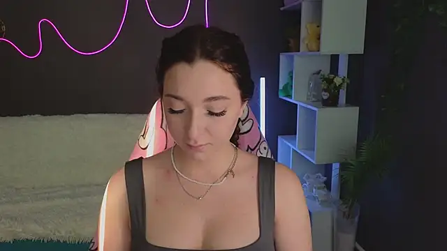 Snapshot of YasmineWest chatting on October 14, 1:50 am YasmineWest online show from October 14, 1:50 am