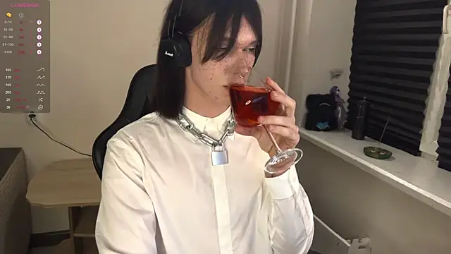 Snapshot of carthylovvve chatting on October 31, 4:36 pm carthylovvve online show from October 31, 4:36 pm