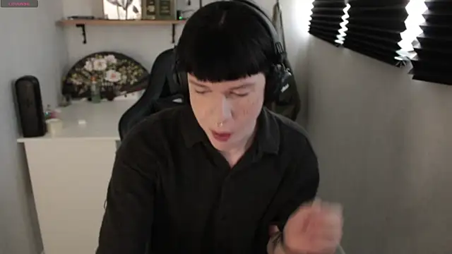 Snapshot of carthylovvve chatting on March 7, 8:56 am carthylovvve online show from March 7, 8:56 am