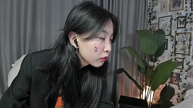 Snapshot of Minami_686 chatting on February 20, 11:43 pm Minami 686 online show from February 20, 11:43 pm