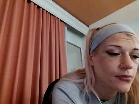 Snapshot of SexxxiLexiiii chatting on February 20, 5:15 am SexxxiLexiiii online show from February 20, 5:15 am