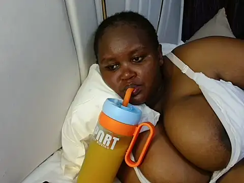 Snapshot of Brizzy_dee chatting on July 8, 2:13 am Brizzy dee online show from July 8, 2:13 am