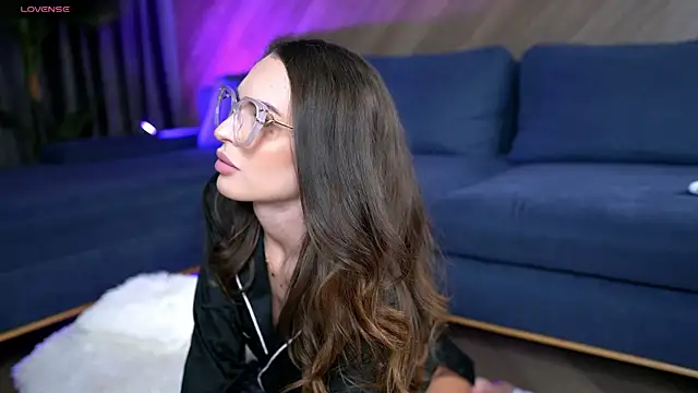 EsmeAinsley online show from April 1, 1:30 am