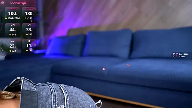 Snapshot of EsmeAinsley chatting on December 14, 2:51 am EsmeAinsley online show from December 14, 2:51 am