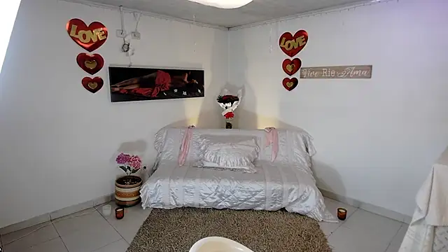 lollita 23  online show from April 13, 8:13 pm