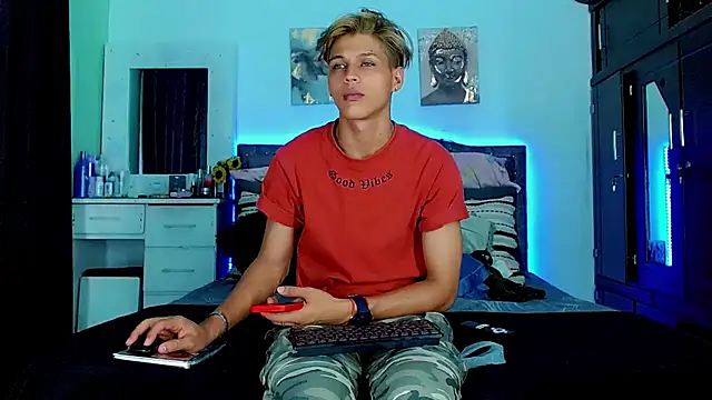 Liamscott  online show from September 15, 9:15 pm