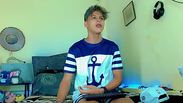 Liamscott  online show from April 8, 6:53 pm