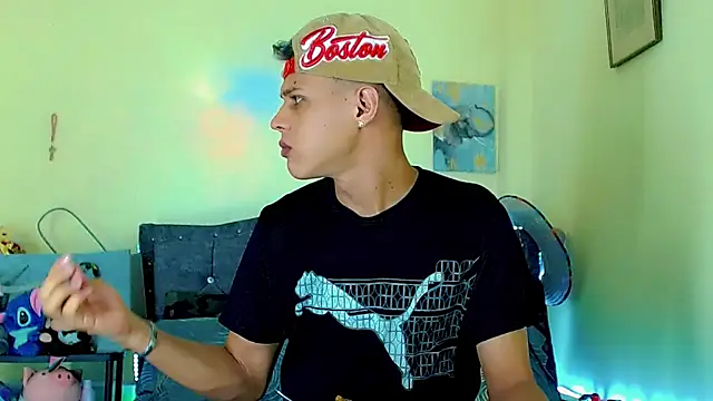 Liamscott  online show from March 26, 9:13 pm