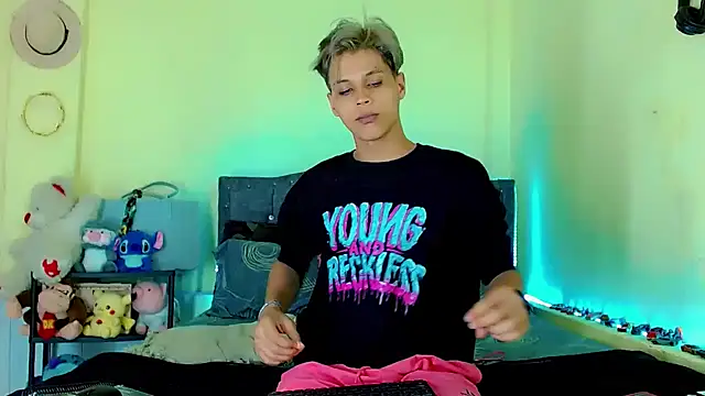 Liamscott  online show from April 18, 6:54 pm