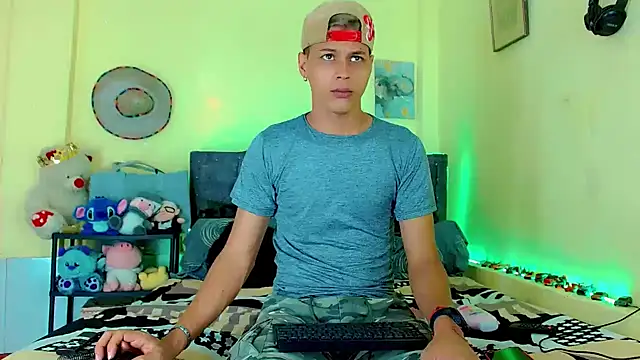 Liamscott  online show from March 31, 5:04 pm