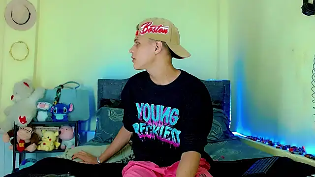 Liamscott  online show from April 18, 7:07 pm