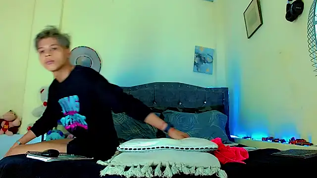 Liamscott  online show from April 7, 7:26 pm