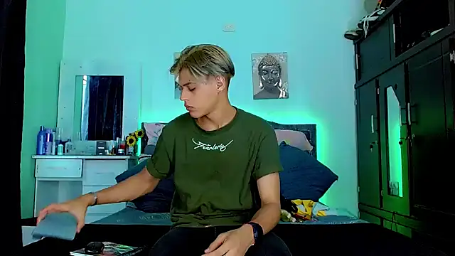 Liamscott  online show from September 14, 8:09 pm