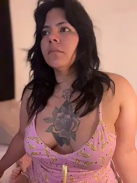 JulianaCastillo online show from April 18, 9:33 am